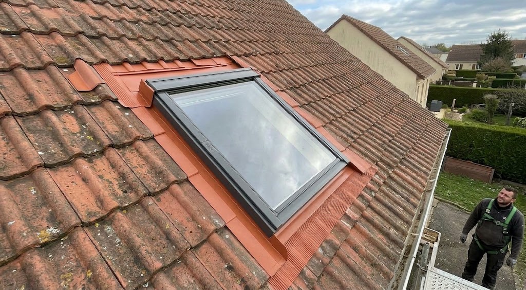Pose d'un Velux sur toiture en tuiles